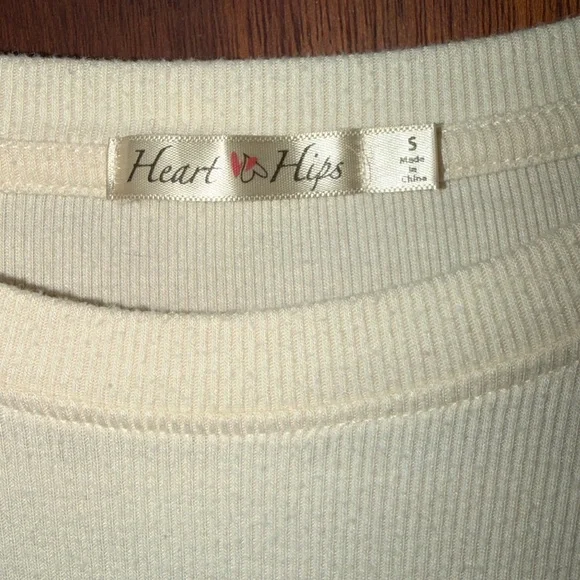 🌸 Heart & Hips Cream Butterfly Floral Top – Size Small 🌸 - Picture 2 of 4